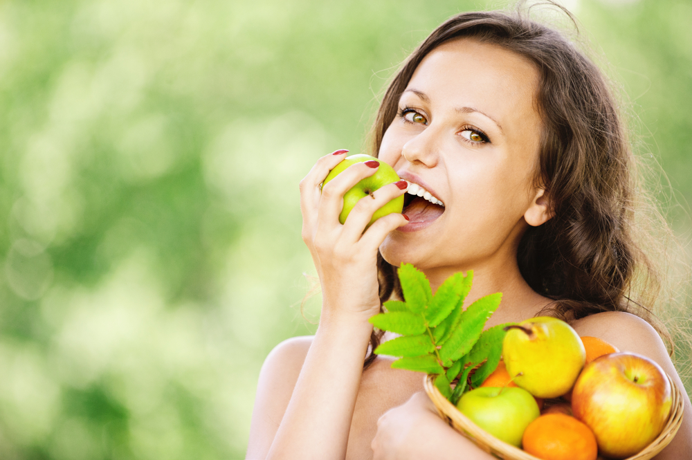 Мама ест яблоко. Девушка ест яблоко. Женщина ест фрукты. Девушка кушает фрукты. Здоровая женщина.